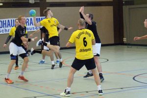 Patrick Heimbach von den Handball Füchsen setzt zum Wurf an