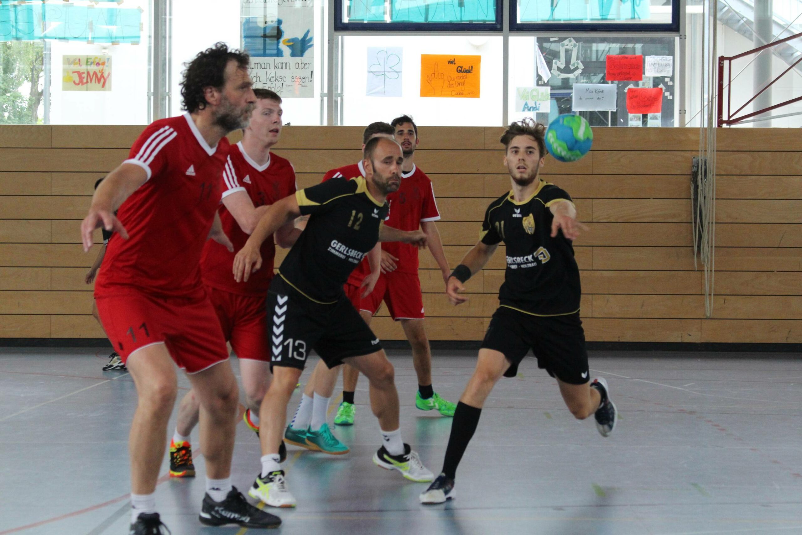 Die Handball-Füchse im Angriff.