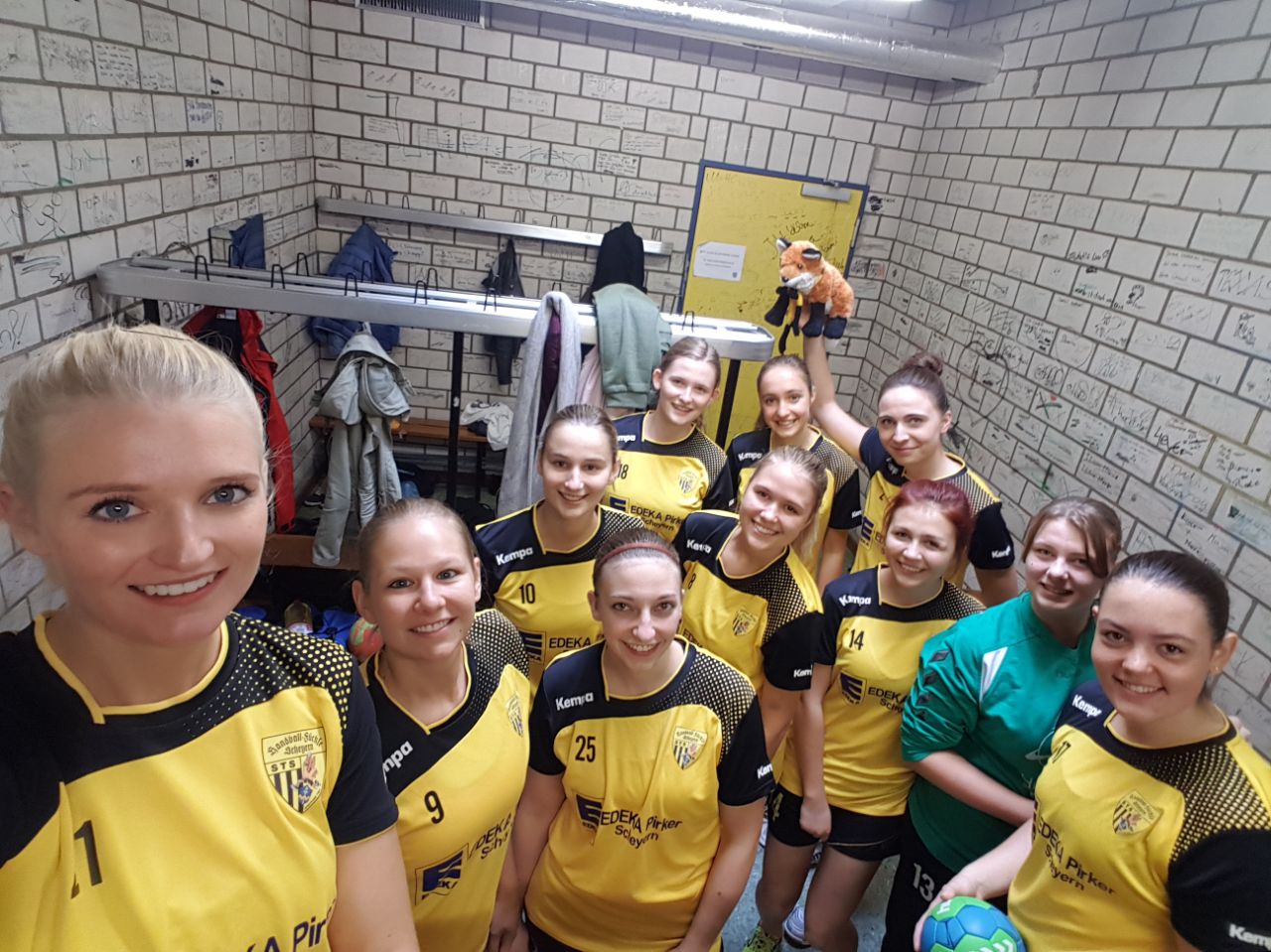 Kabinen-Selfie der Scheyrer Damen nach dem Spiel gegen DJK Ingolstadt II