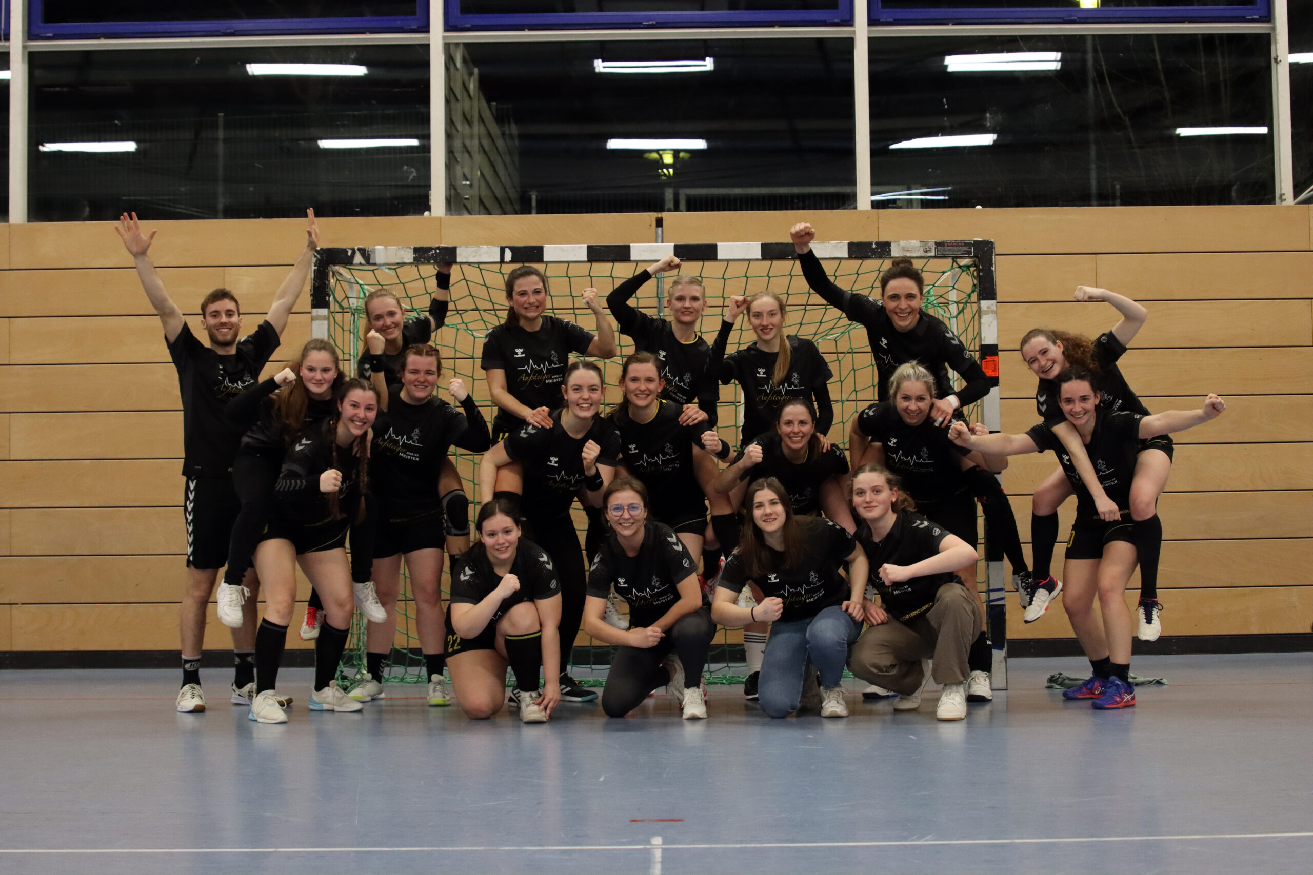 Die Damen der Handball-Füchse feiern die Meisterschaft